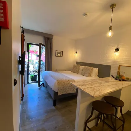 Storytellers Boutique 4*